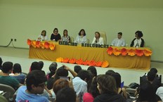 Reitora Valéria Correia preside mesa de abertura