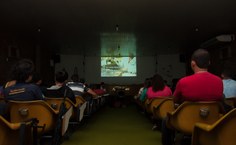 Estudantes assistem vídeo institucional de recepção