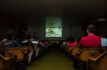 Estudantes assistem vídeo institucional de recepção