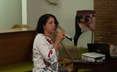 Sandra Regina Paz, pró-reitora de graduação, exibi e debate a Cartilha do estudante com os calouros