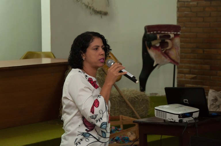 Sandra Regina Paz, pró-reitora de graduação, exibi e debate a Cartilha do estudante com os calouros
