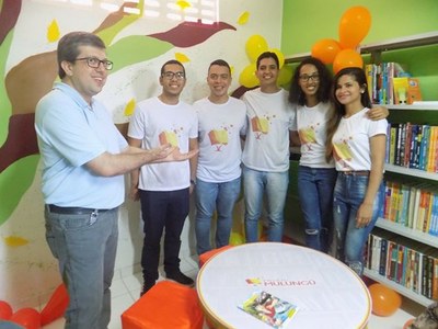 Professor Eugênio Gomes e alunos do Projeto Mulungu apresentando a sala reformada