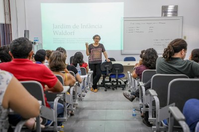 Pedagoga Sandra Beck fala sobre Pedagogia Waldorf no Cedu. Foto: Renner Boldrino