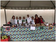 Agricultores e membros do grupo na entrega dos produtos