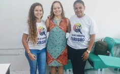 As estudantes Gleiciara Santos e Clyvya dos Santos com a professora Fabiana de Oliveira
