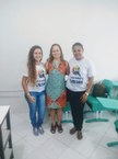 As estudantes Gleiciara Santos e Clyvya dos Santos com a professora Fabiana de Oliveira