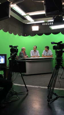 André Motta Lima e os professores Leopoldo Clemente Barato e Diego Veras Wilke na gravação do programa 'Remédios que vêm das plantas'. Foto: Bruno Presado