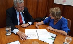 Reitora apresentando propostas ao deputado Federal Paulão