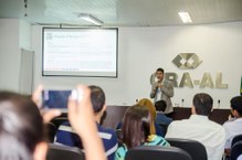 Professor André Carneiro durante apresentação dos dados da pesquisa