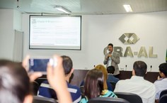 Professor André Carneiro durante apresentação dos dados da pesquisa