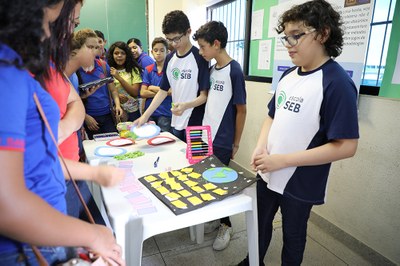 No primeiro dia do evento, foi registrada a presença de 12 escolas, apresentando e visitando a exposição.