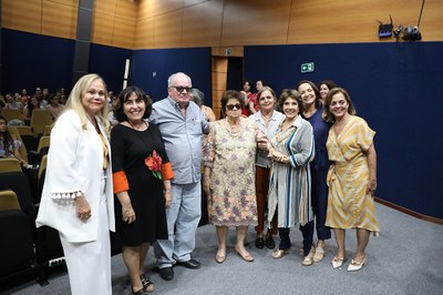 Os fundadores Zélia e Vinicius Maia Nobre, e alunas da primeira turma de estudantes receberam homenagens