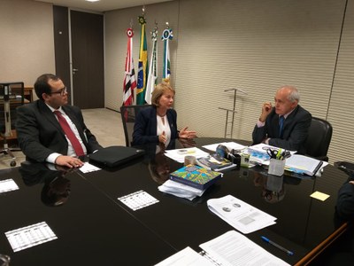 Reitora, acompanhada do assessor Dario, conversa com o presidente do TCU