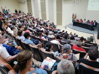 Auditório lotado de servidores ativos e inativos