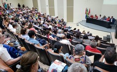 Auditório lotado de servidores ativos e inativos