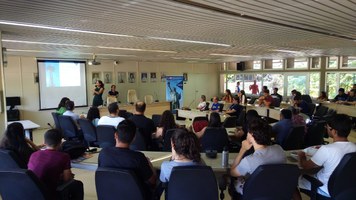 Vice-Cônsul dos Estados Unidos faz palestra sobre visto estudantil