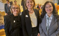 Reitora Valéria Correia com a representante do Sinteal (de preto), e a professora Sandra Lyra do Cedu