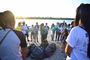 Ação de limpeza simbólica conscientiza comunidade a preservar o Velho Chico