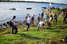 Alunos fizeram limpeza para conscientizar preservação do Velho Chico. Foto: Kamylla Feitosa