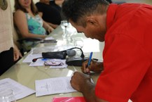 Agricultores familiares assinaram contrato para fornecer alimentos aos RUs da Ufal. Foto: Thiago Prado