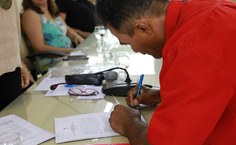 Agricultores familiares assinaram contrato para fornecer alimentos aos RUs da Ufal. Foto: Thiago Prado