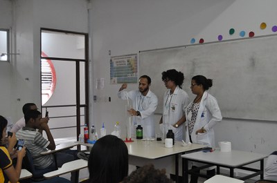 Experimentos atraíram a atenção dos estudantes do ensino médio na Expoquímica | nothing