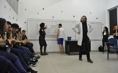 Peça_teatral_aproximou_os_alunos_do_ensino_médio_do_surgimento_da_Química.JPG