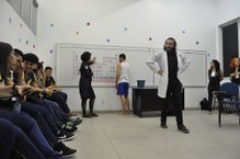 Peça_teatral_aproximou_os_alunos_do_ensino_médio_do_surgimento_da_Química.JPG