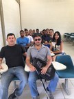 Claudevan, deficiente visual, em sala de aula com o professor Marco Antônio Chalitta e colegas de curso