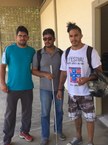 Claudevan recebendo ajuda dos colegas Thiago Azevedo e Felipe Lins