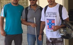 Claudevan recebendo ajuda dos colegas Thiago Azevedo e Felipe Lins