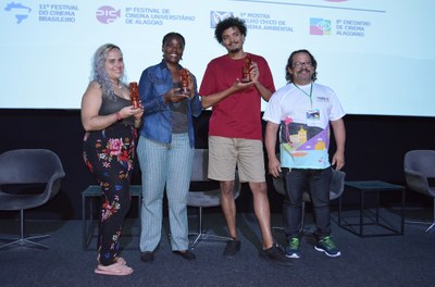 Realizadores dos filmes selecionados receberam o troféu de participação. Foto: Ana Paula Pontes