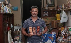 Santeiro, artesão que fez os troféus. Foto: Hygor Peixoto