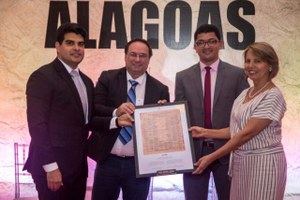 Reitora da Ufal recebe condecoração Viventes das Alagoas