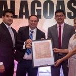 Reitora da Ufal recebe condecoração Viventes das Alagoas