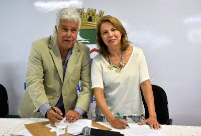 José Thomaz Nonô e Valéria Correia assinam termo de parceria. Foto: Ascom SMS