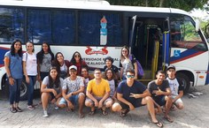 Monique Ângelo (à esq.) e seus alunos