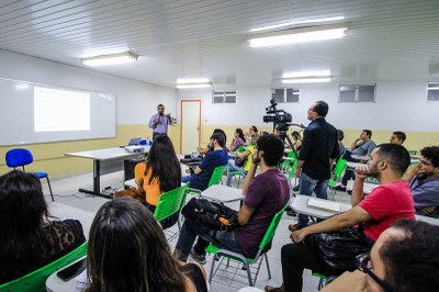 Clayton Santos palestra na aula inaugural do curso de Especialização em Assessoria de Imprensa da Ufal (Foto: Pei Fon / Secom Maceió) | nothing