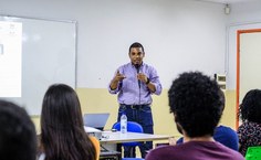 O professor da Ufal e atual secretário de Comunicação de Maceió, Clayton Santos, ministrou aula inaugural (Foto: Pei Fon / Secom Maceió)