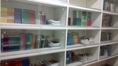 Biblioteca com  livros diversos e didáticos de todas as disciplinas do ensino fundamental e médio