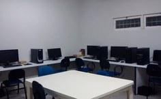 Sala de informática é utilizada pelos estudantes para elaboração de trabalhos, pesquisas escolares ou estudo através de vídeo aulas na internet