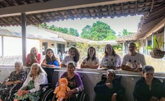 Oficina de chás na casa dos velhinhos. Foto: Arquivo PET Saúde