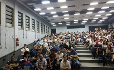 Auditório lotado em aula magna na Uff