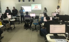 Jaqueline Leite ministrando o curso