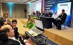 Hermerson Gama, discursa com voz computadorizada. Fotos: Naísia Xavier