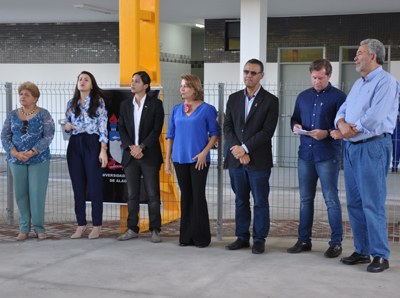 Autoridades reunidas na inauguração da primeira etapa do Complexo Esportivo