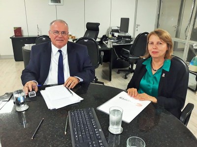 Reitora Valéria Correia entregou as solicitações ao secretário executivo Adeilson Loureiro | nothing
