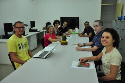 Corpo docente do curso de biblioteconomia em reunião