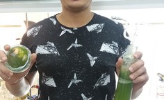 Carlos Eduardo exibindo material de estudo pioneiro