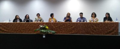 Reitora da Ufal, Valéria Correia, e professora Andréa Pacheco, do Curso de Serviço Social, compuseram a mesa de abertura